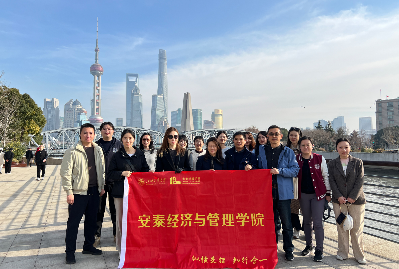 行走红色北外滩，感悟百年奋斗史——行政服务党支部赴北外滩开展主题党日活动