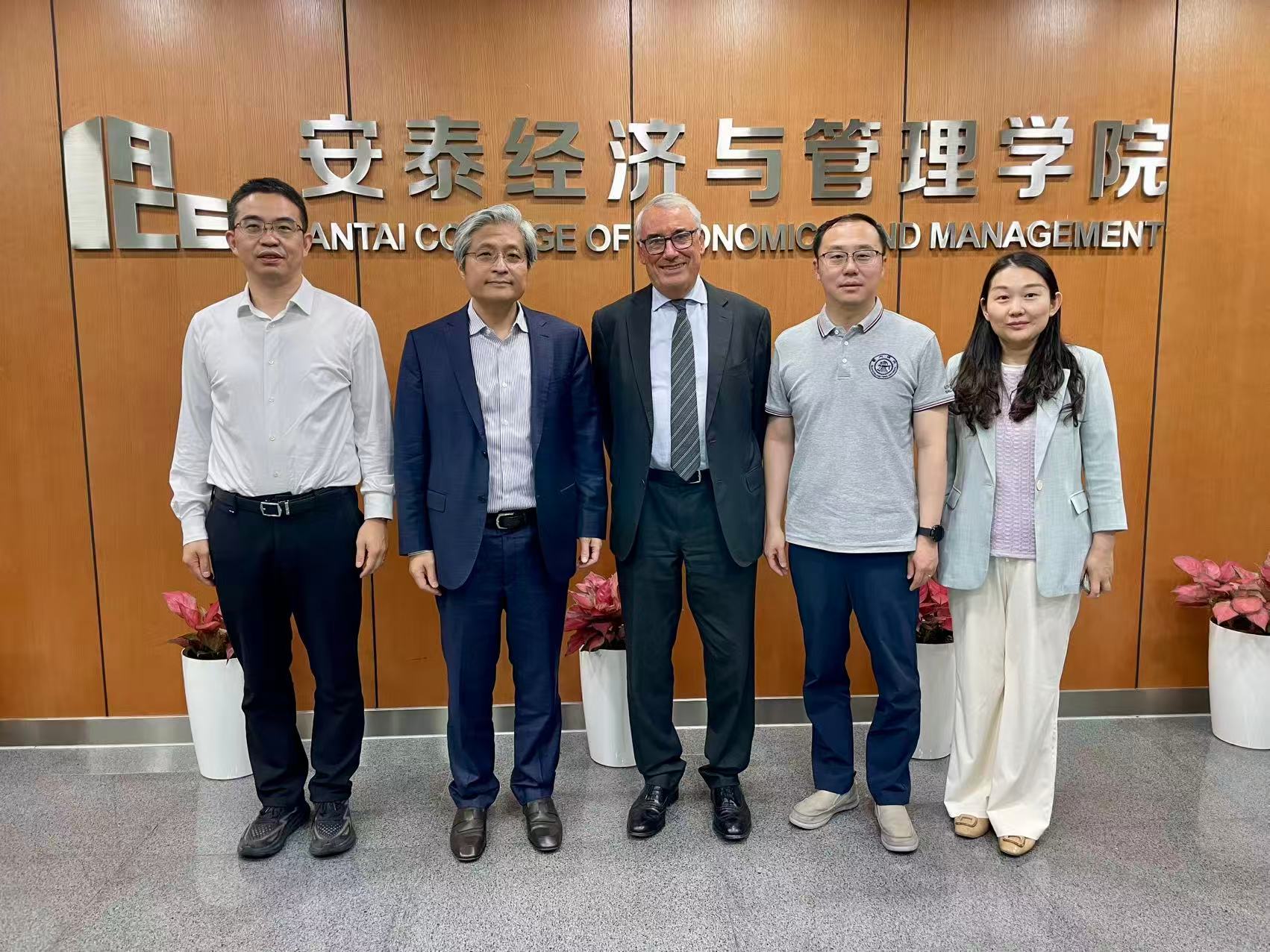 Professor Denis Morisset from ESSEC Business School visited ACEM